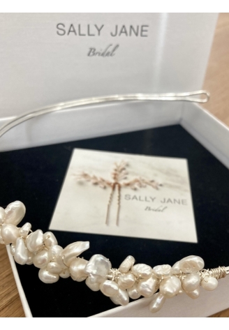 Sally Jane Bridal Sabrina Haarstreng Silber